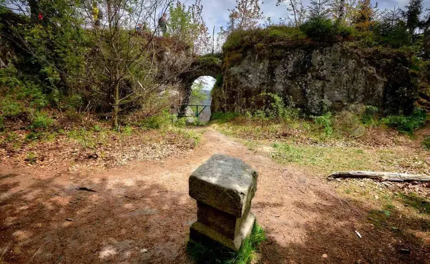 Fort Karola - Ruiny, widoki i historia Gór Stołowych