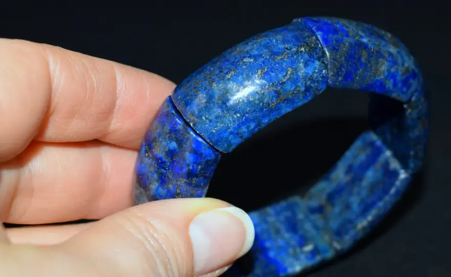 Lapis Lazuli - Jak rozpoznać, dbać i używać ten kamień?