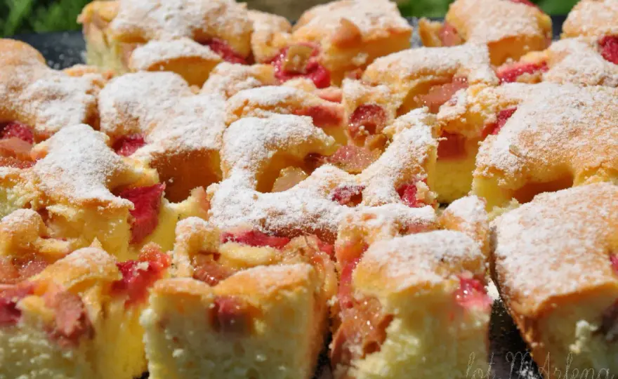 Ciasto jogurtowe z rabarbarem - wilgotne i puszyste, zawsze wychodzi!