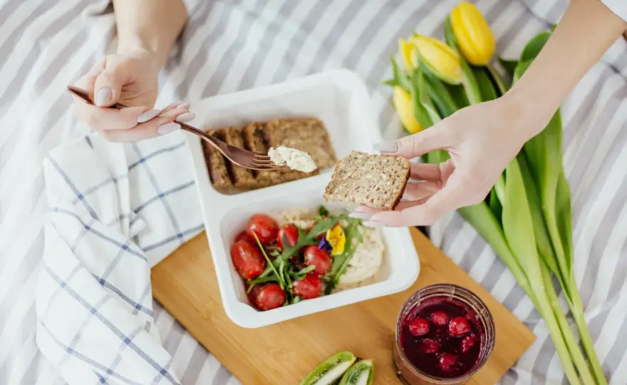 Co jeść na zaparcia? Dieta, która ruszy jelita i pomoże schudnąć