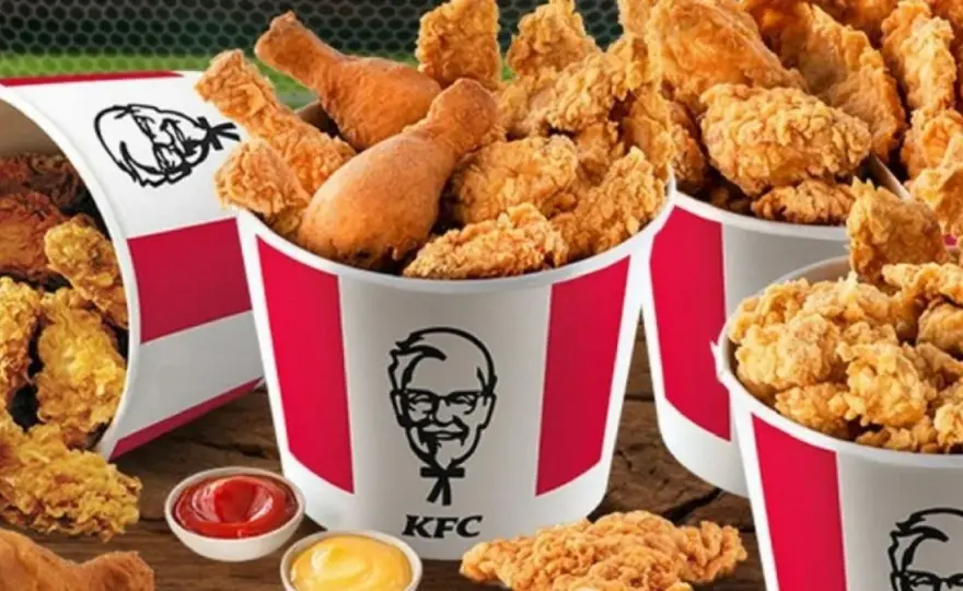 Kiedy promocja na kubełek w KFC? Sprawdź aktualne okazje i kupony