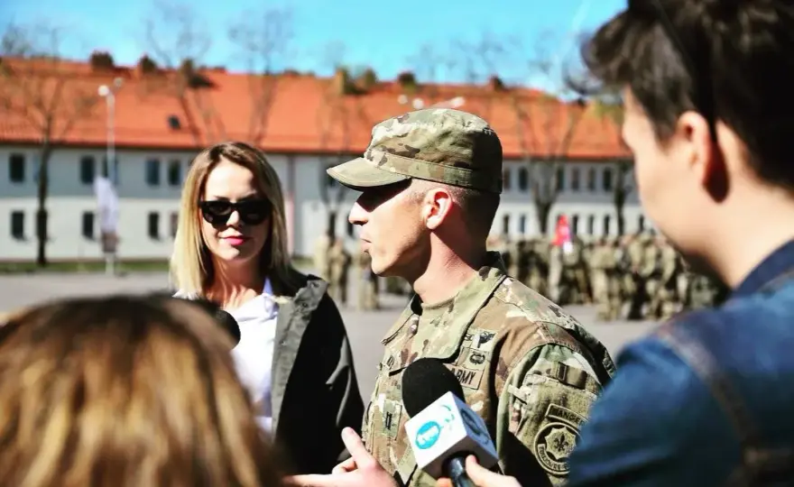 Jak dostać się do wojska po studiach - poznaj kluczowe ścieżki i wymagania