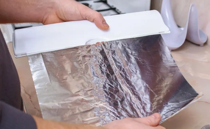Matowa strona folii aluminiowej - kiedy ma znaczenie?