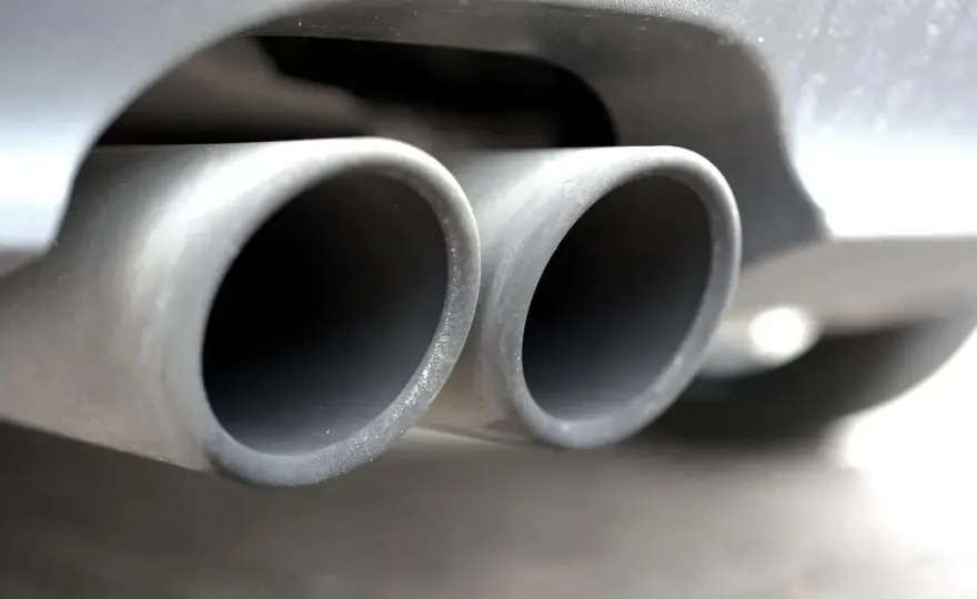 Dlaczego diesel kopci na biało? Odkryj przyczyny i rozwiązania