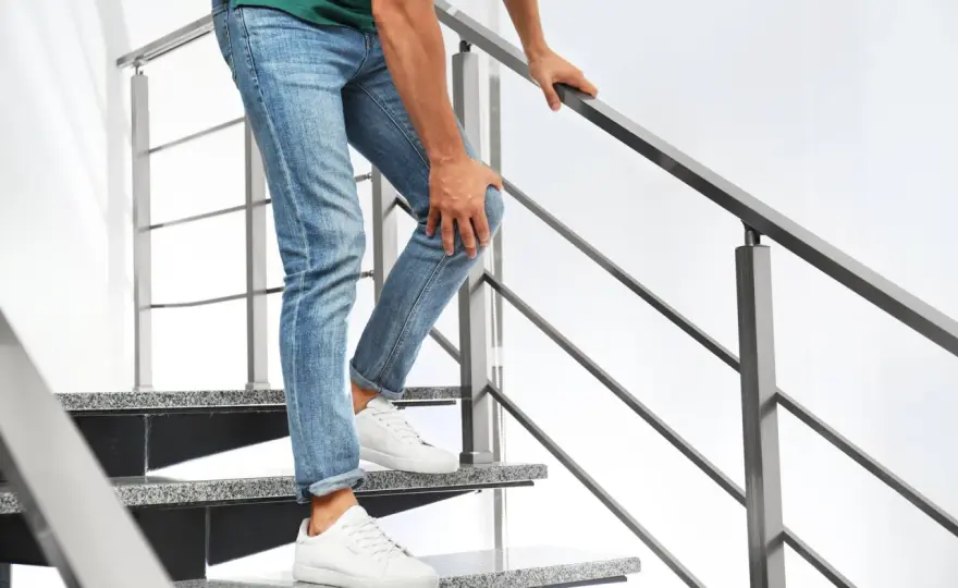 Treppen nach unten schmerzen - woran es liegt und was hilft