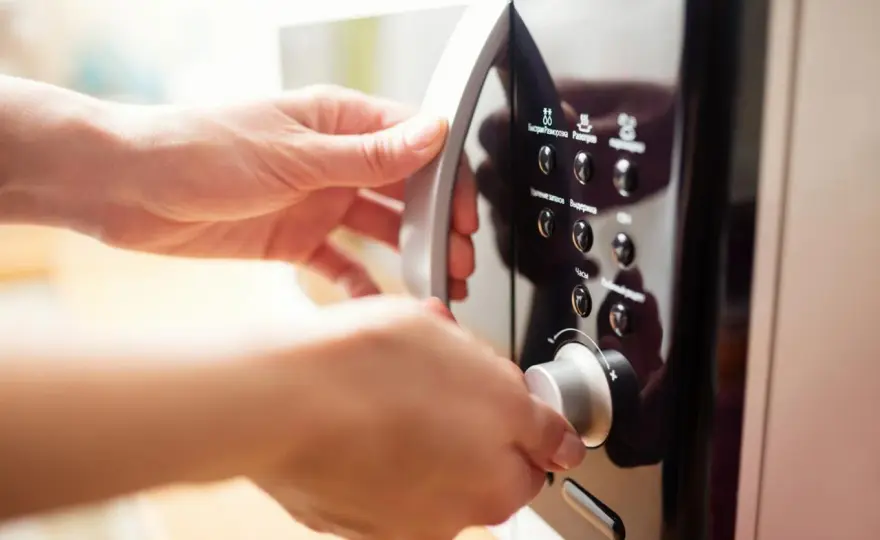 Inox au micro-ondes - Vrai ou faux ? Évitez le danger !