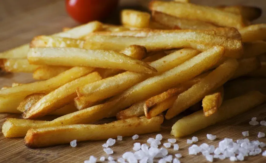 Czy frytki smażyć pod przykryciem? Odkryj, dlaczego lepiej bez!