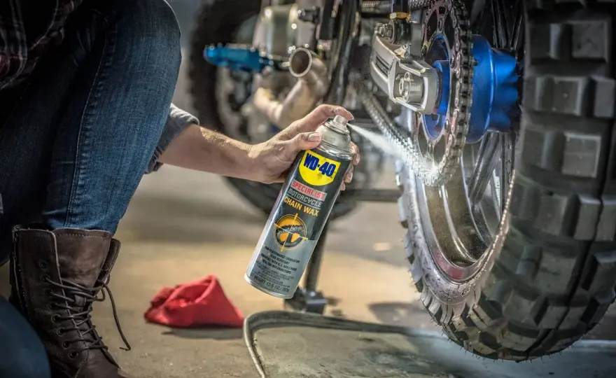 Cómo lubricar la cadena de moto sin errores y alargar su vida