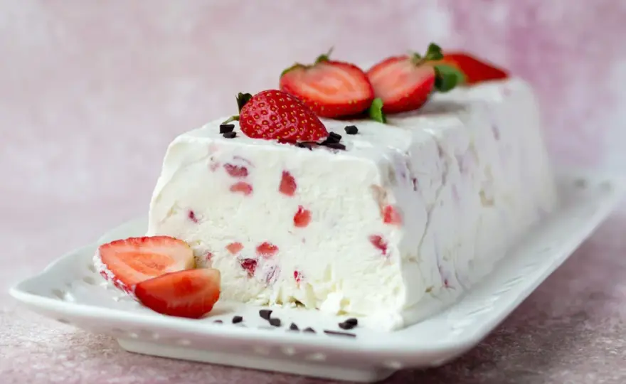 Desery lodowe w domu - jak zrobić pucharki i semifreddo