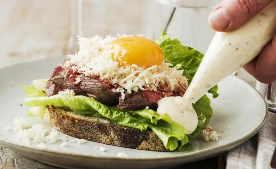 Carnitas-macka med rätt bröd och krispigt kött