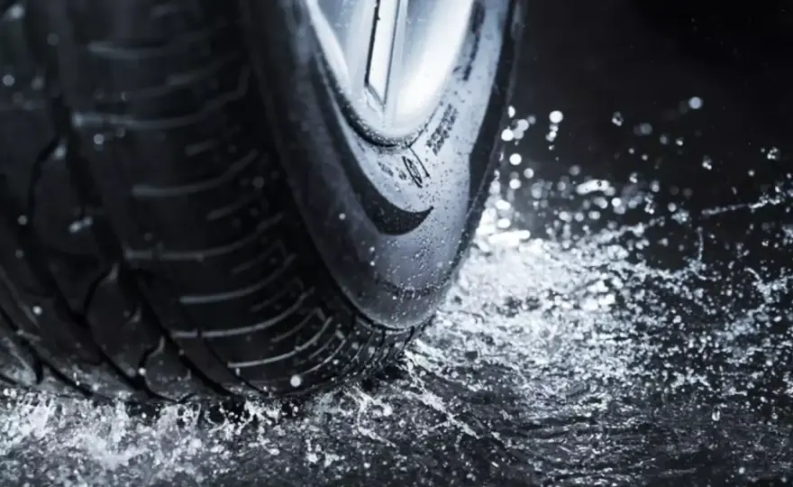Aquaplaning - Jak uniknąć poślizgu i wybrać dobre opony?