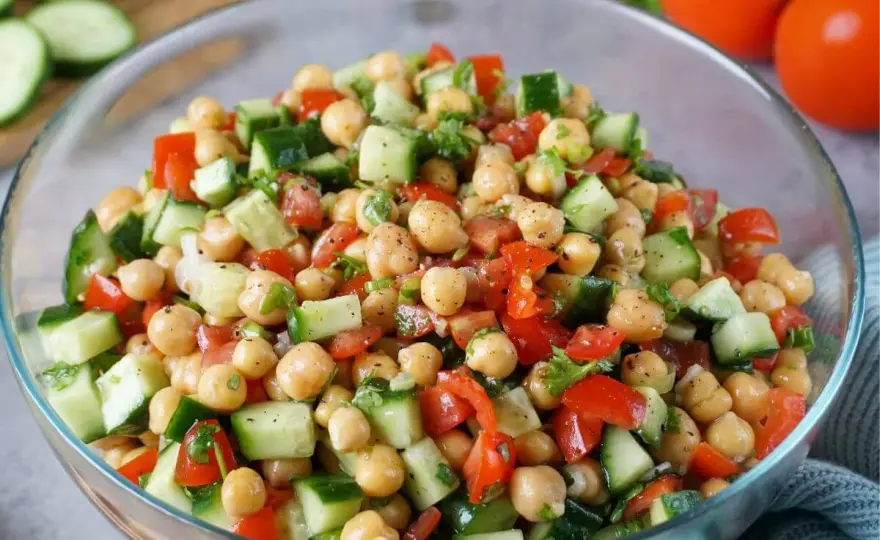 Kichererbsen-Gurken-Salat: Frisch, sättigend und in 15 Min. fertig. Tipps für das beste Dressing und wie der Salat knackig bleibt. Jetzt Rezept entdecken!