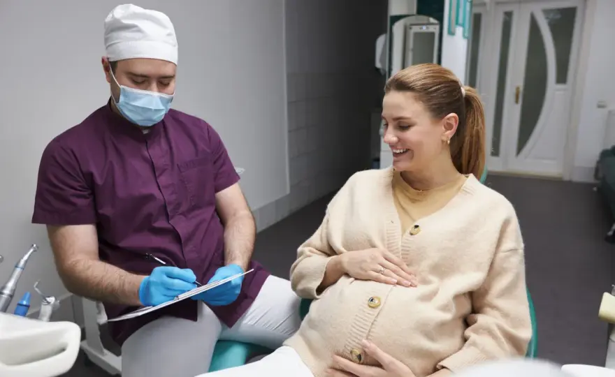 Pulizia denti in gravidanza - È sicura? La guida completa