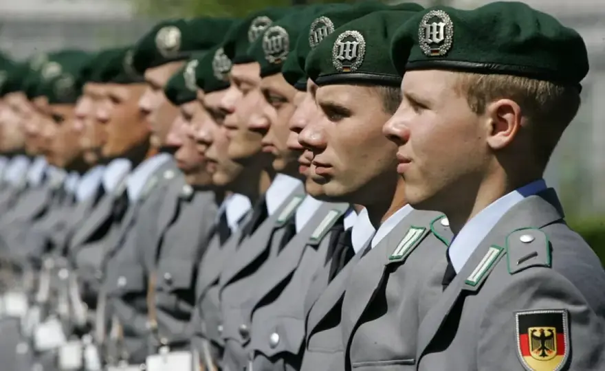 Obowiązkowa służba wojskowa - kiedy zniesiono i co to oznacza dla Polaków
