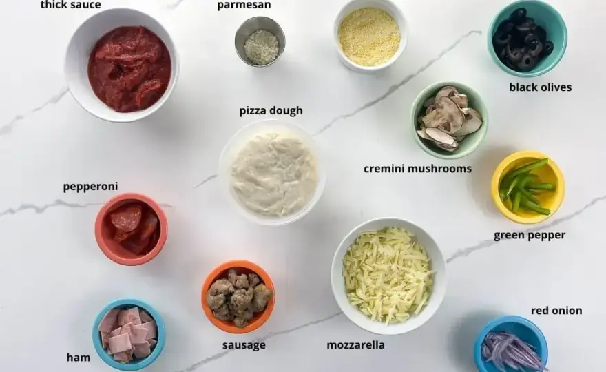 Pieczarki na pizzę - jak uniknąć mokrego ciasta?