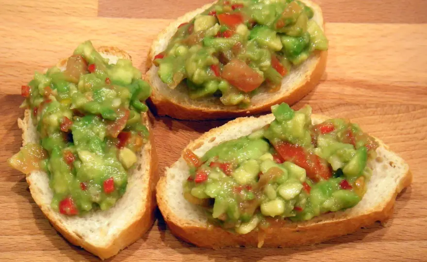 Co zrobić z guacamole? 10 pysznych pomysłów na wykorzystanie pasty