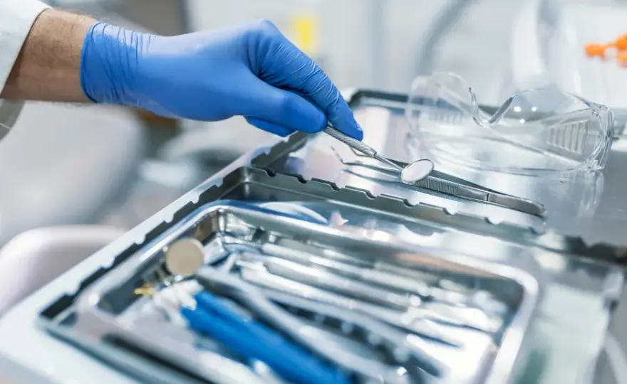 Dentysta z bólem: Kiedy musi przyjąć? Jak znaleźć pomoc?