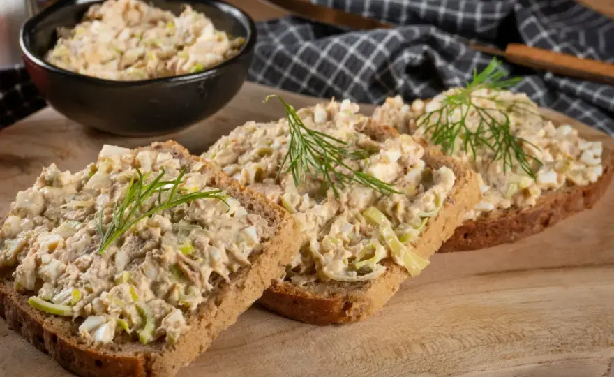 Pasta z makreli i jajek - przepis na idealne kanapki