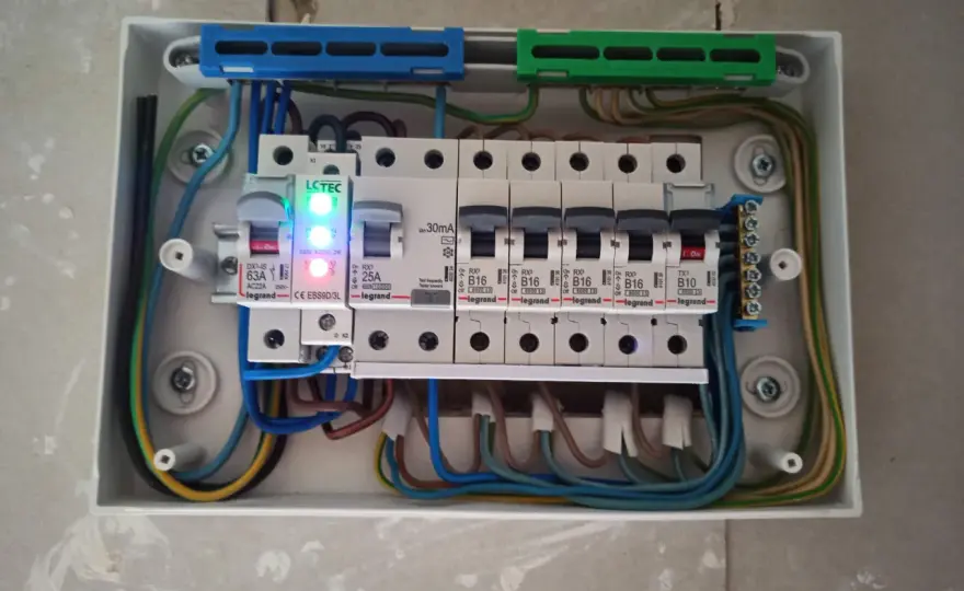 Jak podłączyć rozdzielnię elektryczną bez błędów i zagrożeń