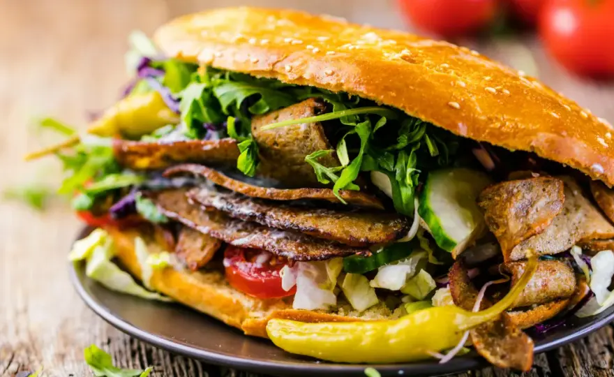 Ile gram ma kebab? Waga, kalorie i świadomy wybór!