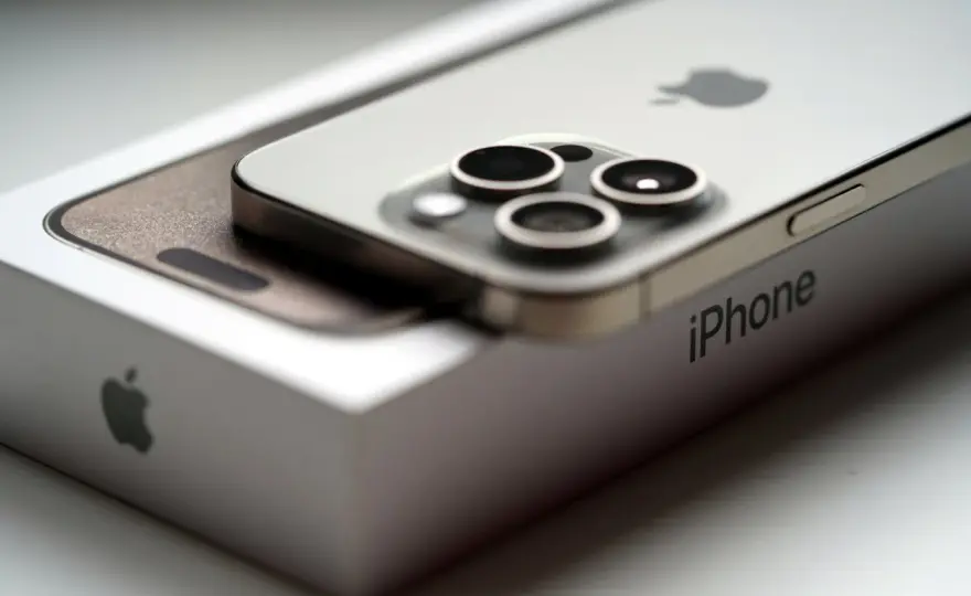 Wymiary iPhone 15 - Czy naprawdę pasuje do Twojej dłoni?