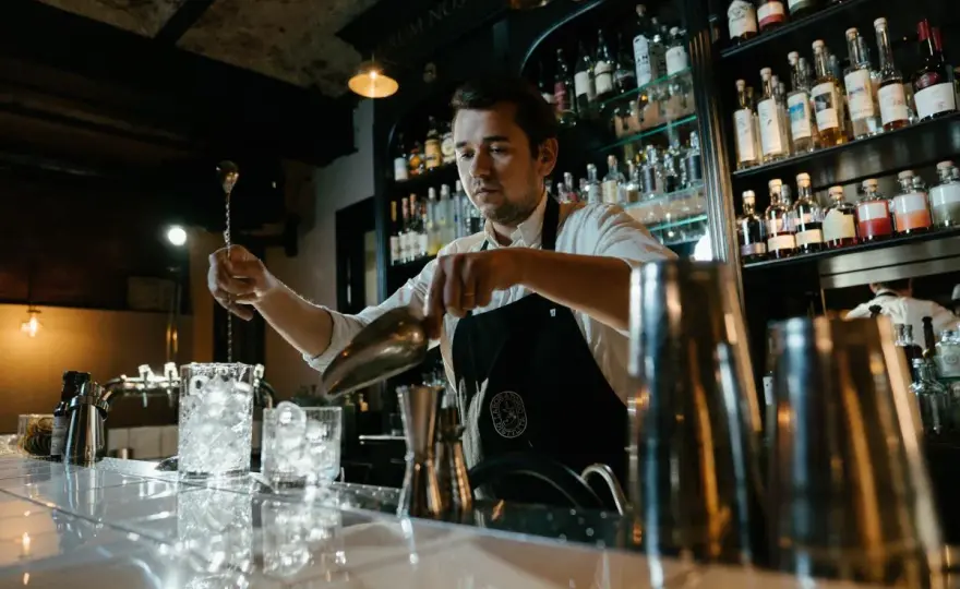 Dobry barman - Ile zarabia w Polsce? Zwiększ swoje dochody!