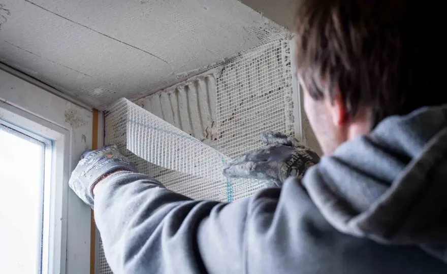 Fensterlaibung verputzen - Risse vermeiden & richtig dämmen