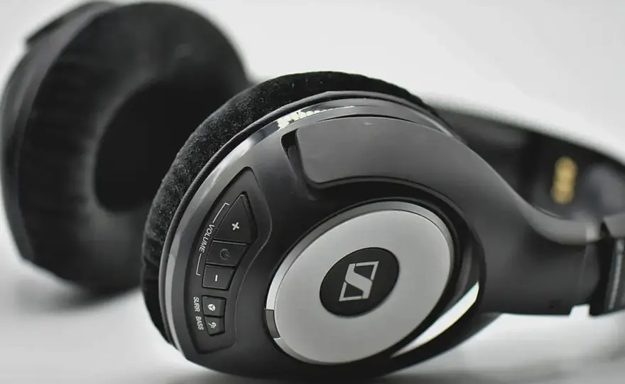 Sennheiser – przegląd słuchawek dousznych i nausznych