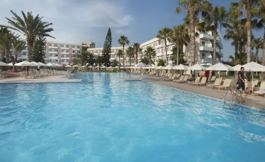 Louis Phaethon Beach opinie - Czy to dobry hotel na rodzinny urlop?