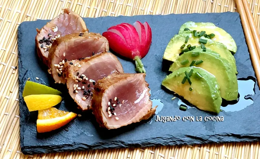 Tataki de bonito jugoso con salsa de soja y jengibre