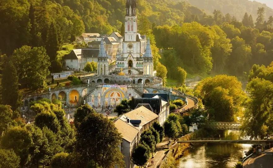 Francuskie Sanktuaria Maryjne: Przewodnik po Lourdes, La Salette i więcej