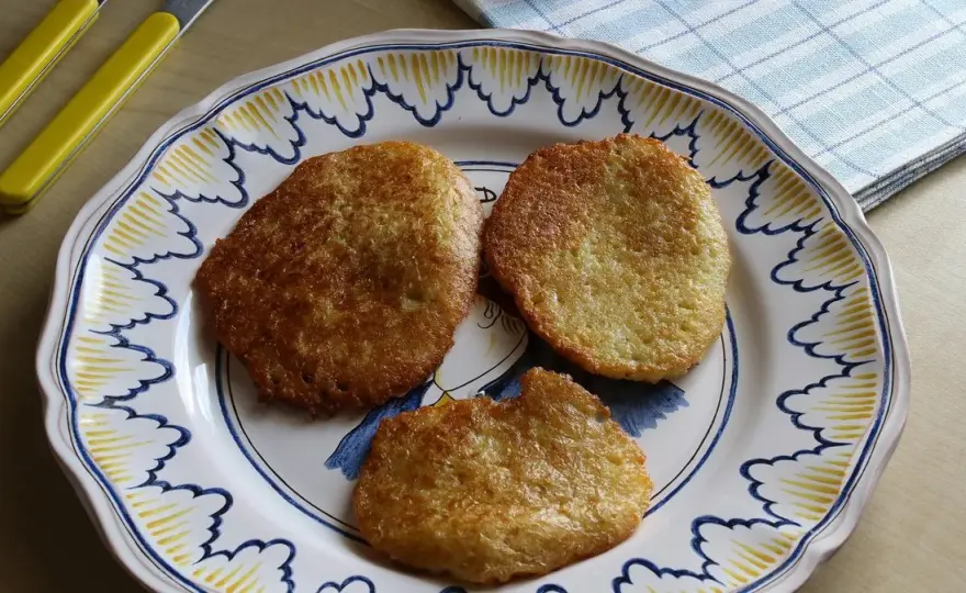 Idealne placki ziemniaczane: Z jajkiem czy bez? Sekret tkwi w...
