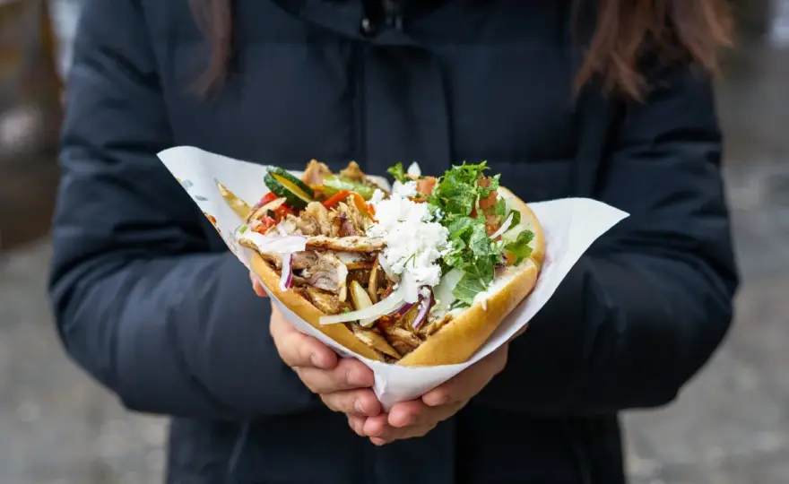 Jak się pisze kebab czy kebap? Odkryj poprawną pisownię w polskim