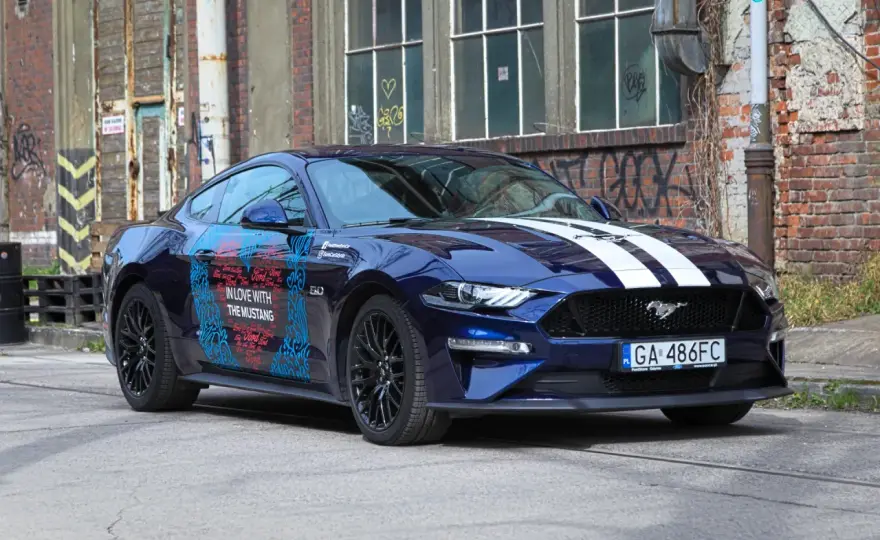 Ford Mustang GT - poznaj moc silnika i osiągi króla sportowych aut