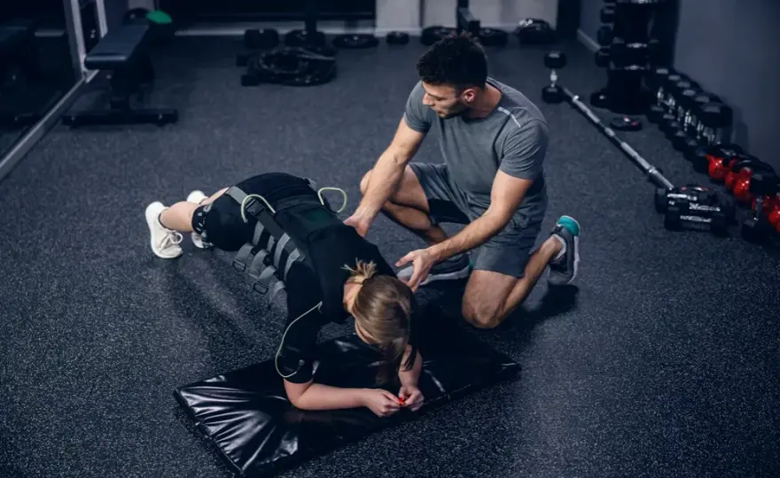Trening EMS czy warto? Odkryj prawdziwe zalety i wady tej metody