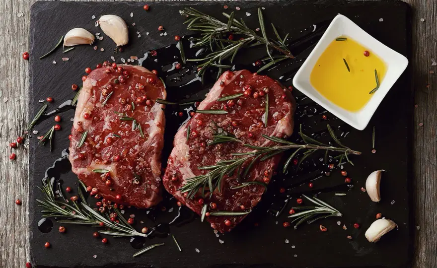 Jak przygotować dziczyznę do pieczenia, by była soczysta i aromatyczna