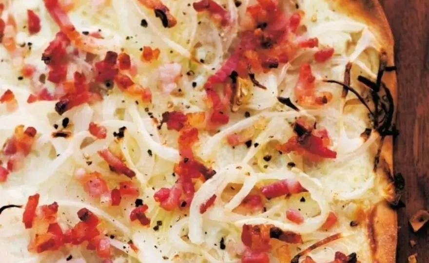 Flammkuchen knusprig backen - so gelingt der perfekte Boden