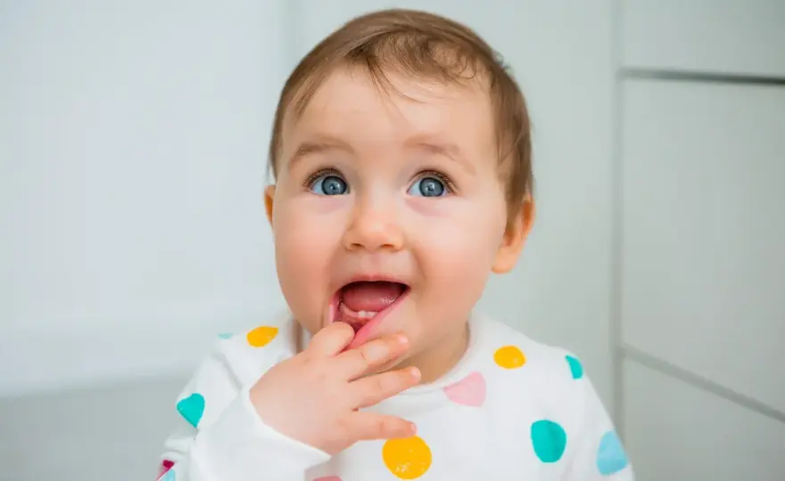 Dentizione neonato - sintomi, rimedi e quando sentire il pediatra