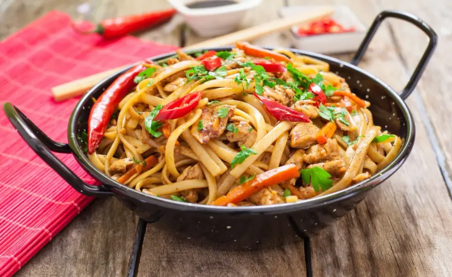 Chow mein w domu - szybki smażony makaron z warzywami