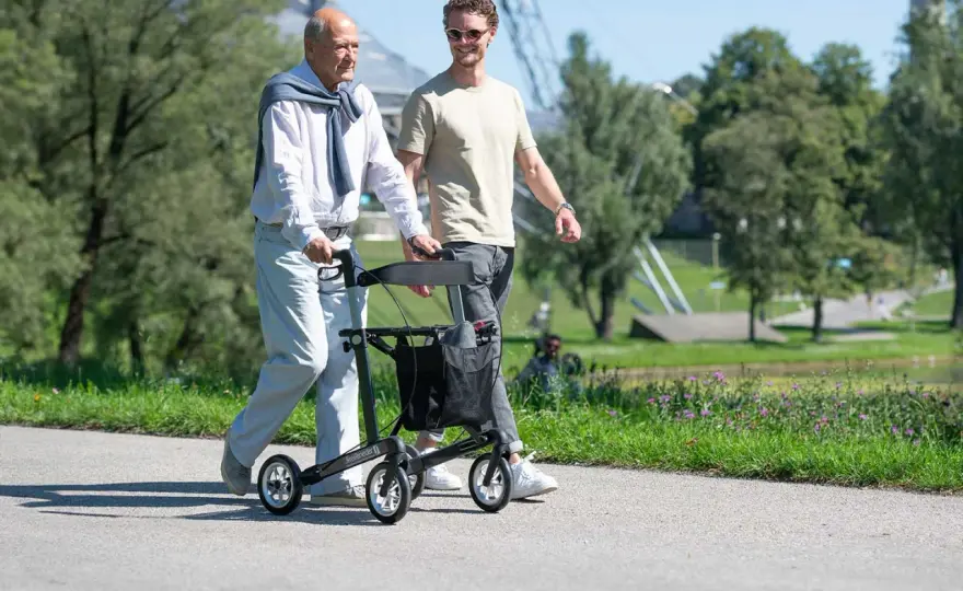 Gehhilfen richtig wählen - welcher Typ im Alltag hilft