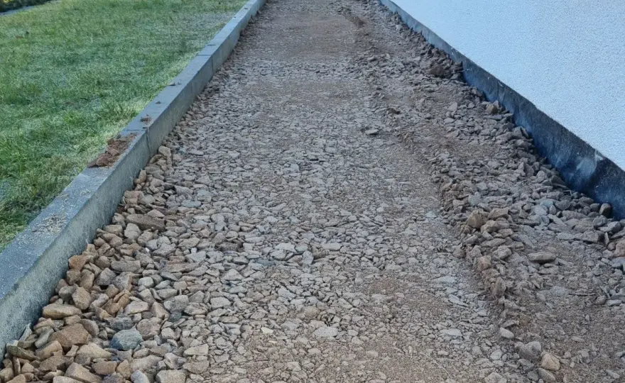 Połączenie kostki z elewacją: Jak zrobić to trwale i estetycznie?