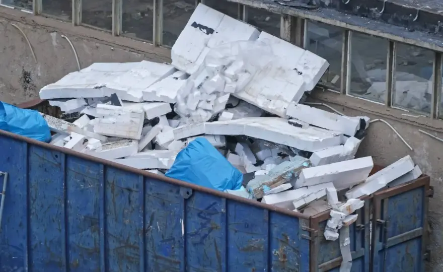 Styropian po meblach: Gdzie wyrzucić? Poradnik eksperta Patryka Szulca