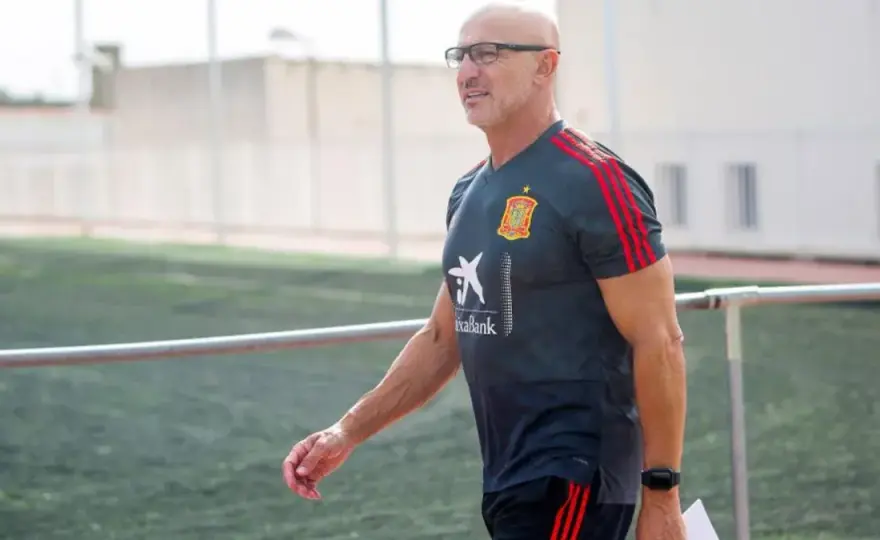 Luis de la Fuente y su impresionante musculatura a los 63 años