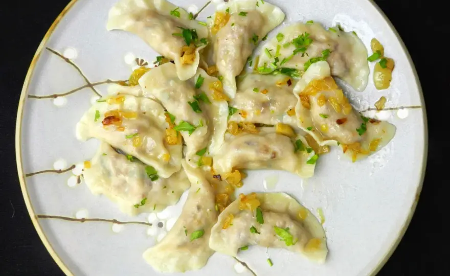 Pierogi z kaszą gryczaną bez sera - jak zrobić zwarty farsz?