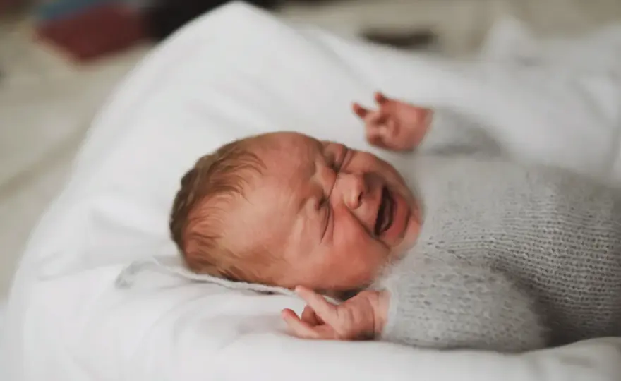 Nyfödd som sover dåligt? Vanliga orsaker och när vården behövs