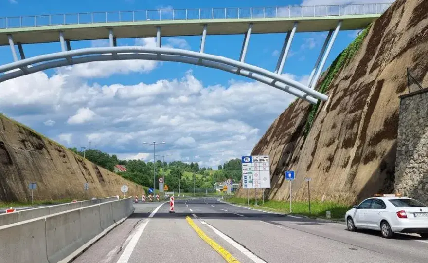 Z jaką prędkością można jechać na autostradzie? Sprawdź limity i zasady