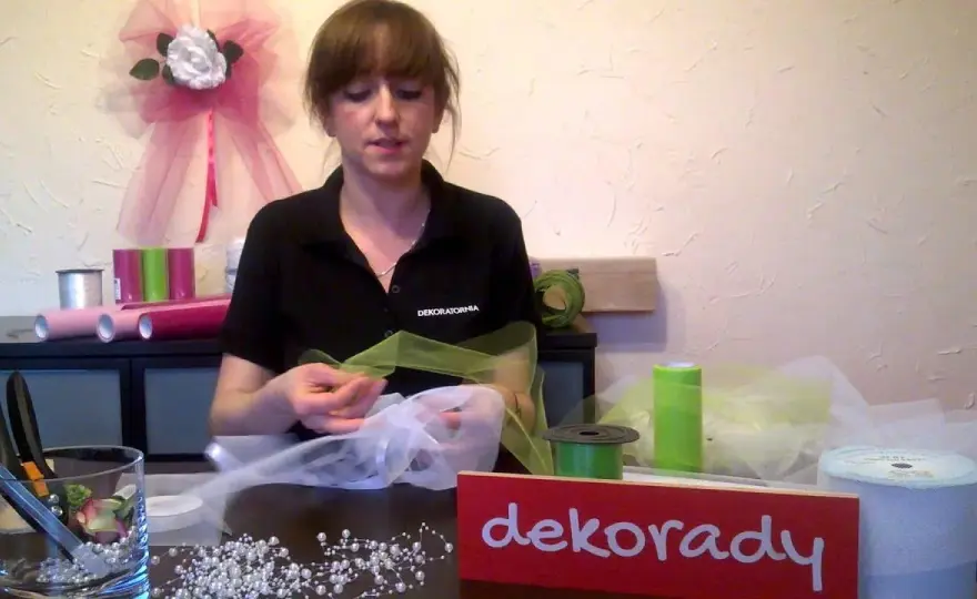 Jak ułożyć tiul na stole? Efektowne dekoracje krok po kroku