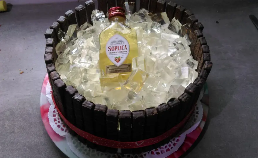 Tort z butelek alkoholu: Kreatywny prezent DIY krok po kroku