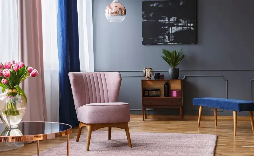 Zasłony do szarych ścian i brązowych mebli: Stylowe inspiracje