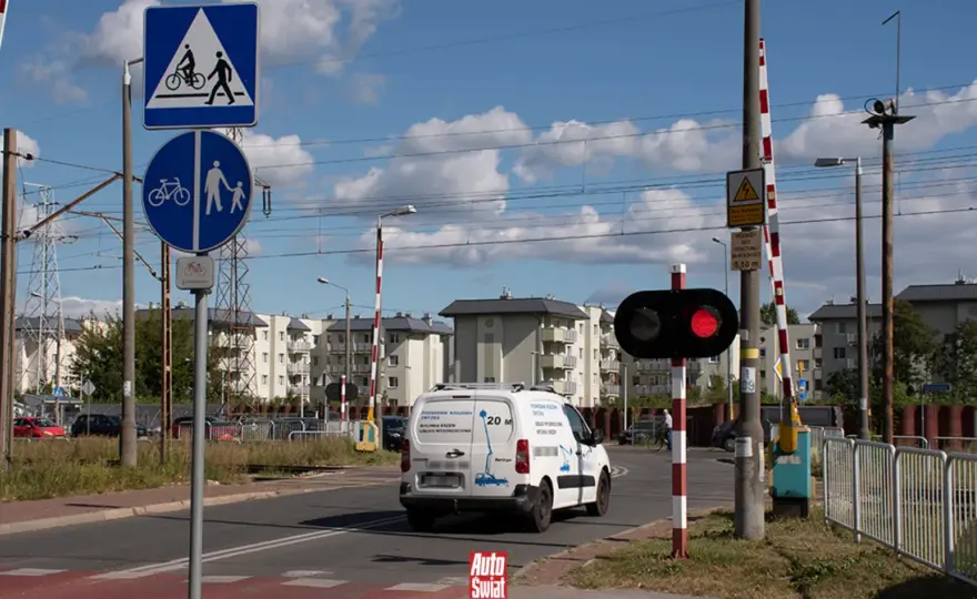 Przejazd kolejowy - czerwone światło? Poznaj zasady i mandaty!